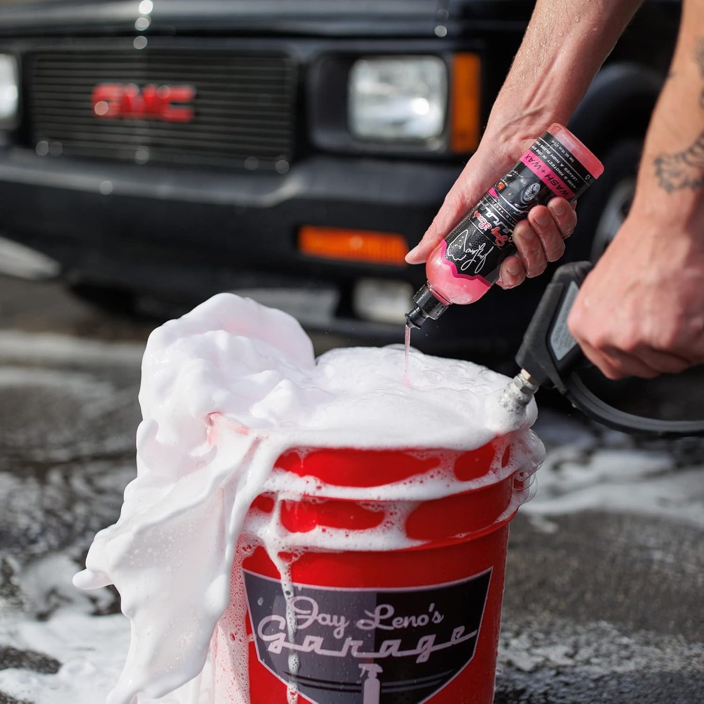 Car Essential Detailing Bucket Kit - Sprays, Liquids, Microfiber Towels, Applicators and Wash Mitt - Oliver Autosports